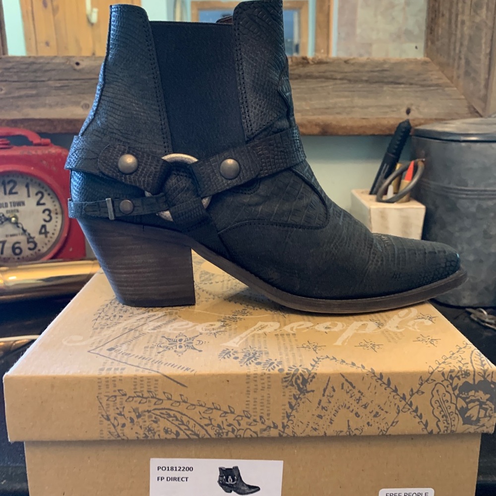 Free People ankle booties, almost new.